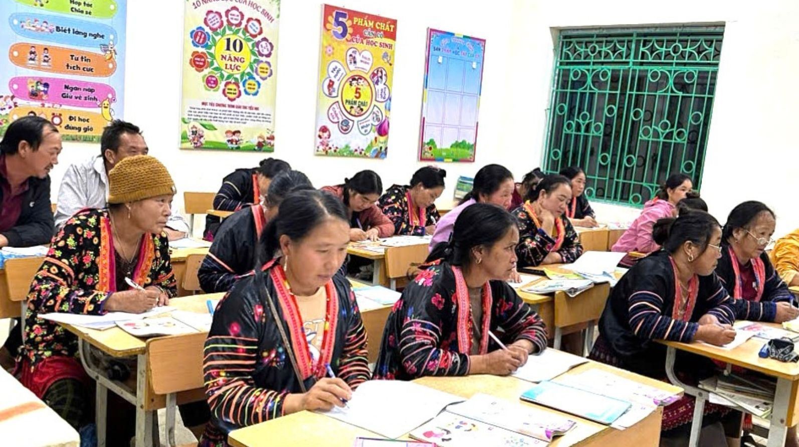 Lớp xóa mù chữ tại bản Trung Dình tập trung học vào buổi tối.