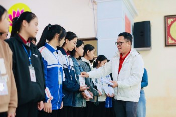 Hơn 700 học sinh Quảng Bình nhận học bổng Zhi Shan