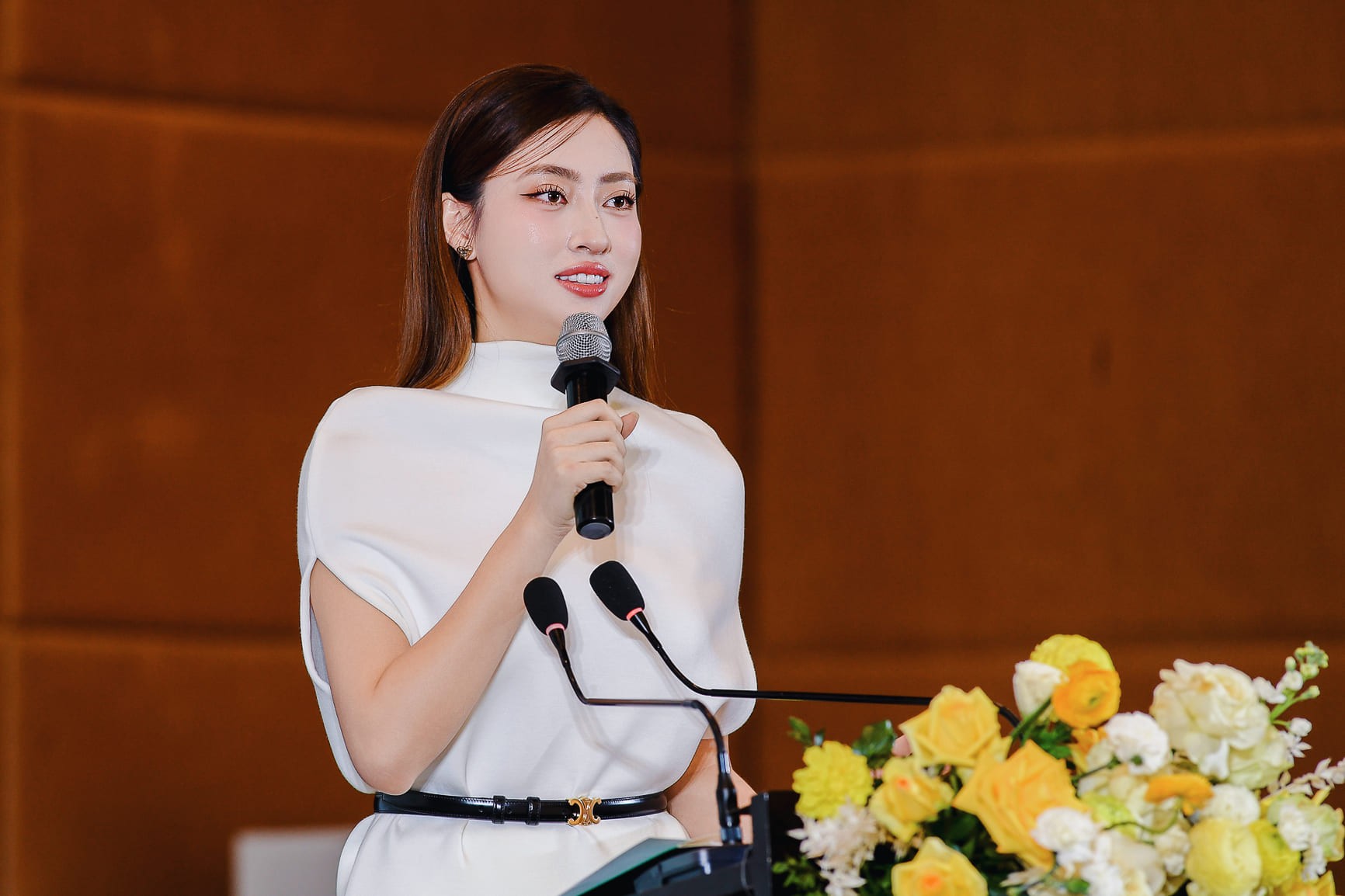“Chúng ta chỉ đang vay mượn môi trường sống của thế hệ tương lai. Vì vậy, chúng ta phải có trách nhiệm hơn trong thói quen sinh hoạt hàng ngày để bảo vệ Trái Đất”, Lương Thùy Linh nhấn mạnh. 