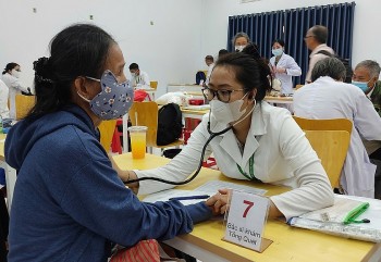 kham benh cap thuoc mien phi cho hon 3500 nguoi dan tai vinh long