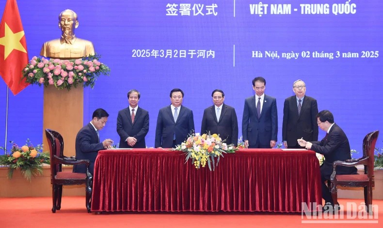 Trao tặng Danh hiệu “Giáo sư danh dự&quot; Đại học Thanh Hoa cho Thủ tướng Chính phủ Phạm Minh Chính
