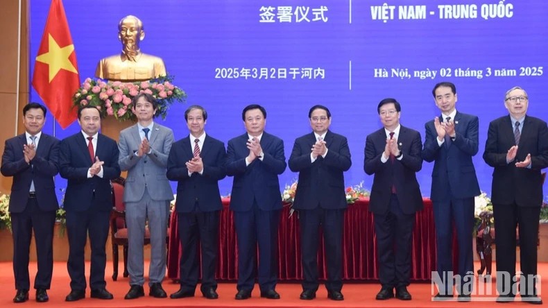 Trao tặng Danh hiệu “Giáo sư danh dự&quot; Đại học Thanh Hoa cho Thủ tướng Chính phủ Phạm Minh Chính