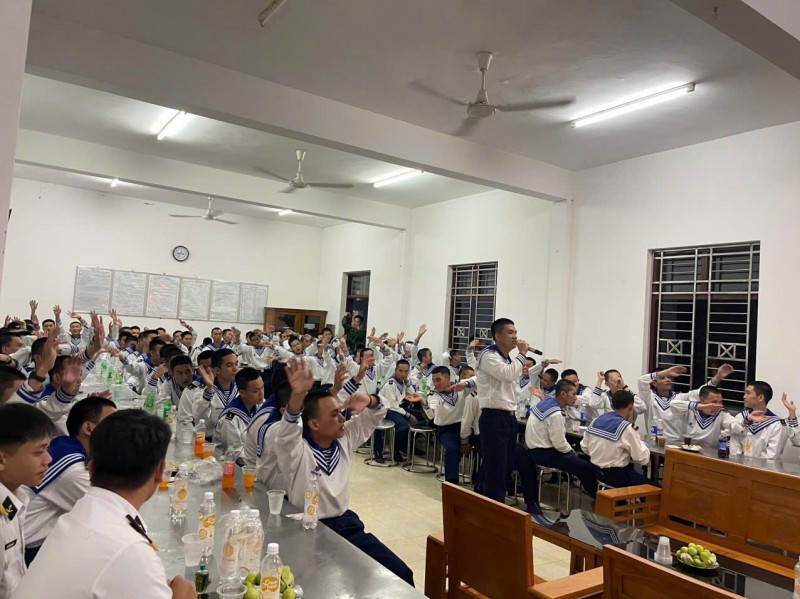 Hành trình một ngày của "lính mới" Hải quân