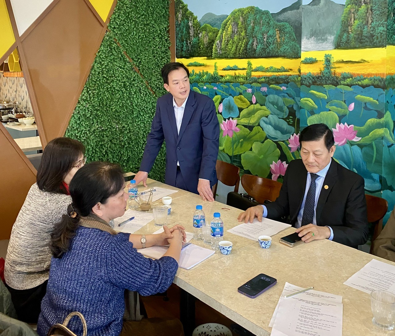 Ảnh 2. Ông Nguyễn Huy Quang, Phó Chủ tịch, Tổng Thư ký Liên hiệp các tổ chức hữu nghị Việt Nam tỉnh Vĩnh Phúc phát biểu tại cuộc họp.