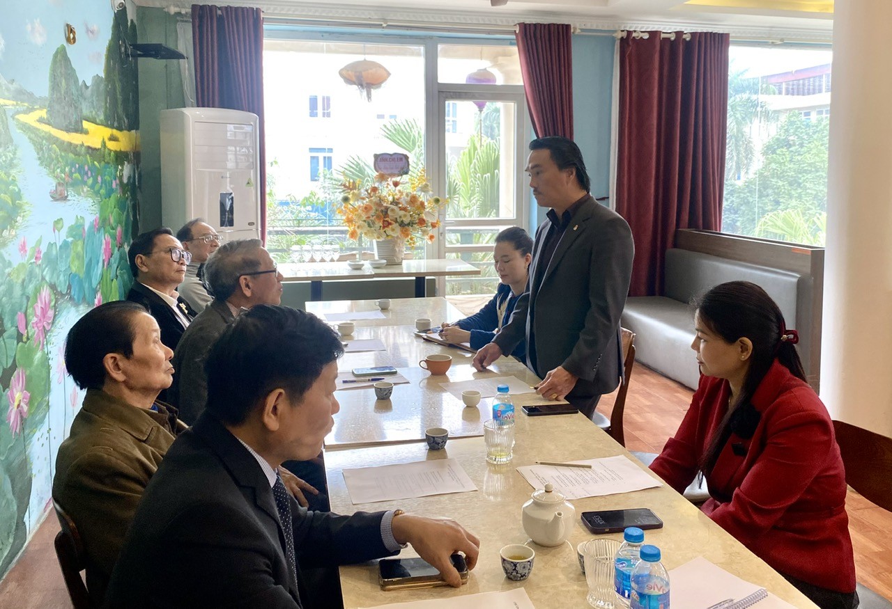 Ảnh 3. Ông Lê Trung Hiếu, Phó Trưởng ban Á - Phi, Liên hiệp các tổ chức Hữu nghị Việt Nam phát biểu tại cuộc họp