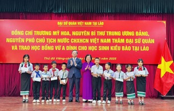 100 học sinh kiều bào tại Lào nhận học bổng Vừ A Dính