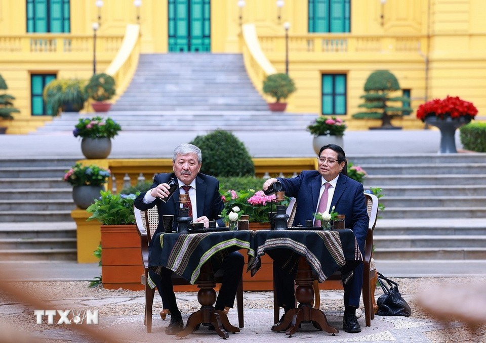 Thủ tướng Phạm Minh Chính và Thủ tướng Kyrgyzstan cùng nhau thưởng thức văn hóa cà phê Việt Nam