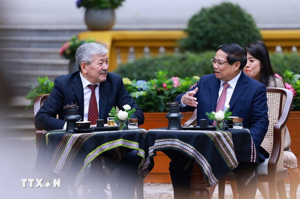 Thủ tướng Phạm Minh Chính và Thủ tướng Kyrgyzstan cùng nhau thưởng thức văn hóa cà phê Việt Nam