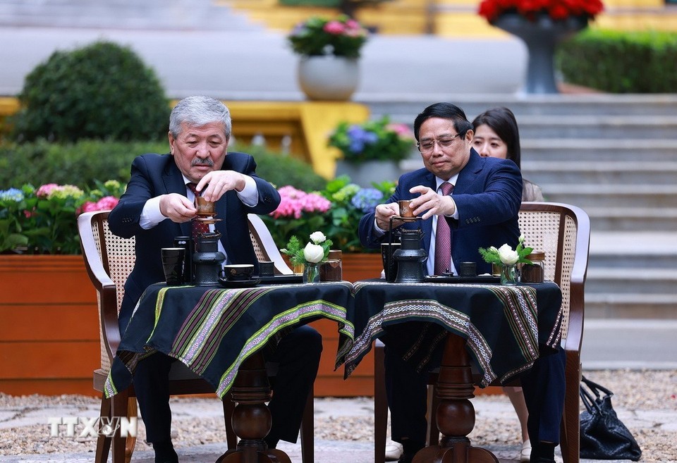 Thủ tướng Phạm Minh Chính và Thủ tướng Kyrgyzstan cùng nhau thưởng thức văn hóa cà phê Việt Nam