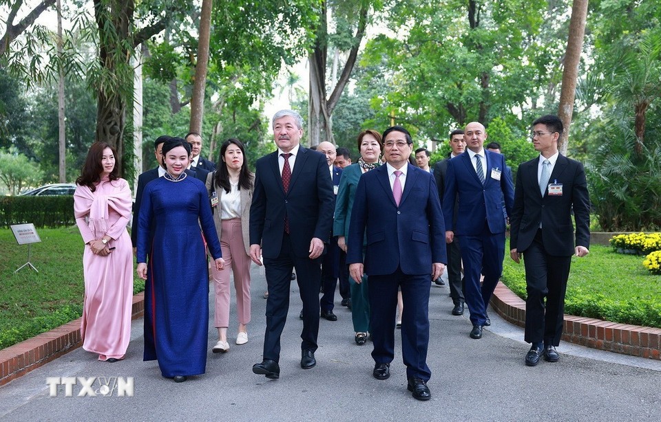 Thủ tướng Phạm Minh Chính và Thủ tướng Kyrgyzstan cùng nhau thưởng thức văn hóa cà phê Việt Nam
