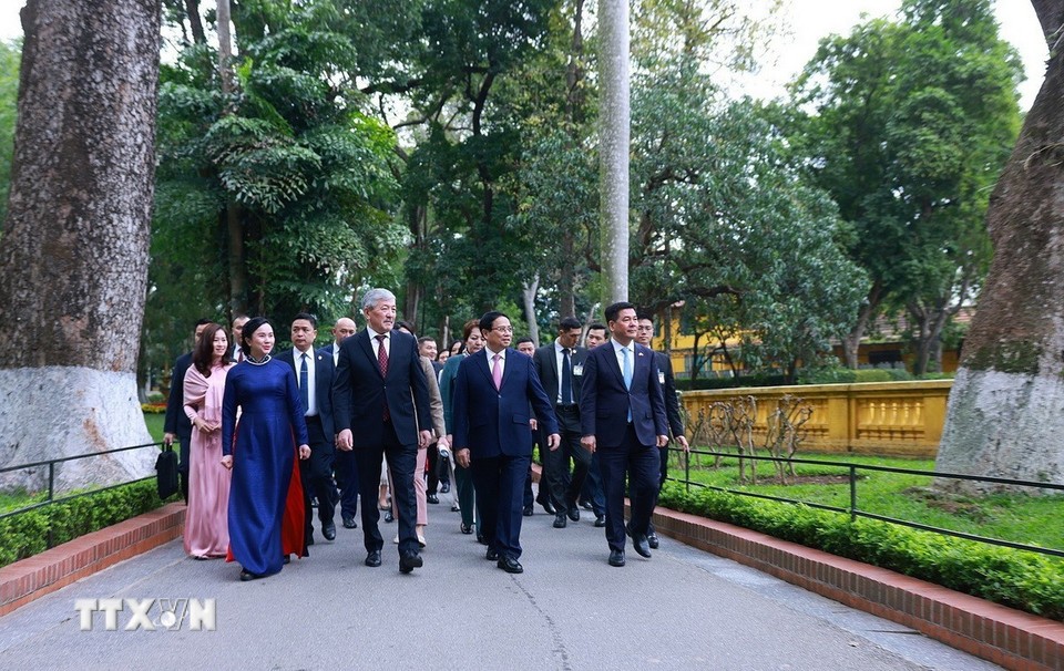 Thủ tướng Phạm Minh Chính và Thủ tướng Kyrgyzstan cùng nhau thưởng thức văn hóa cà phê Việt Nam