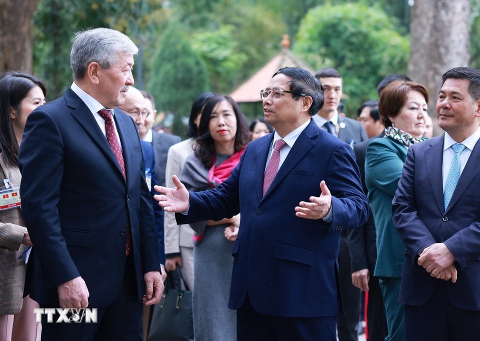 Thủ tướng Phạm Minh Chính và Thủ tướng Kyrgyzstan thăm nhà sàn Bác Hồ trong Khu Di tích Phủ Chủ tịch.