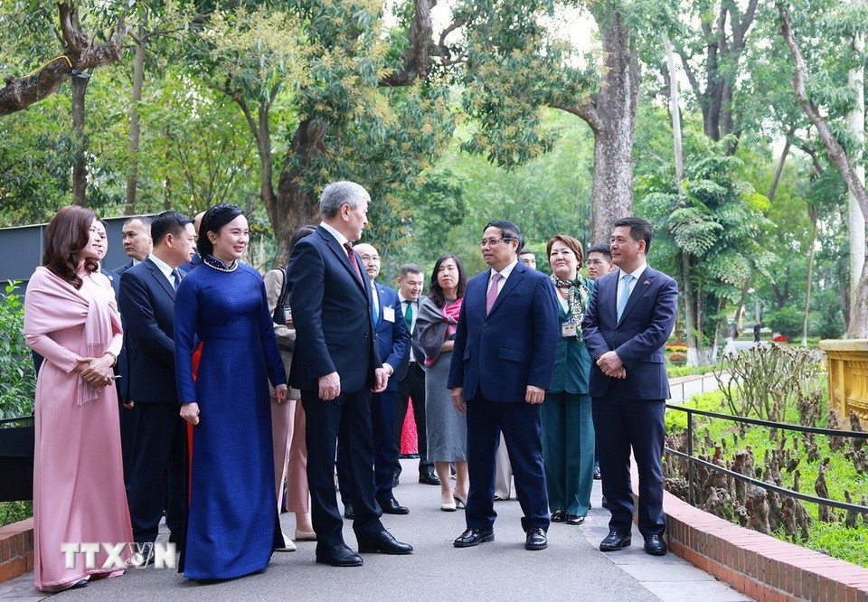 Thủ tướng Phạm Minh Chính và Thủ tướng Kyrgyzstan cùng nhau thưởng thức văn hóa cà phê Việt Nam