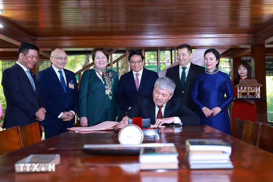 Thủ tướng Phạm Minh Chính và Thủ tướng Kyrgyzstan cùng nhau thưởng thức văn hóa cà phê Việt Nam
