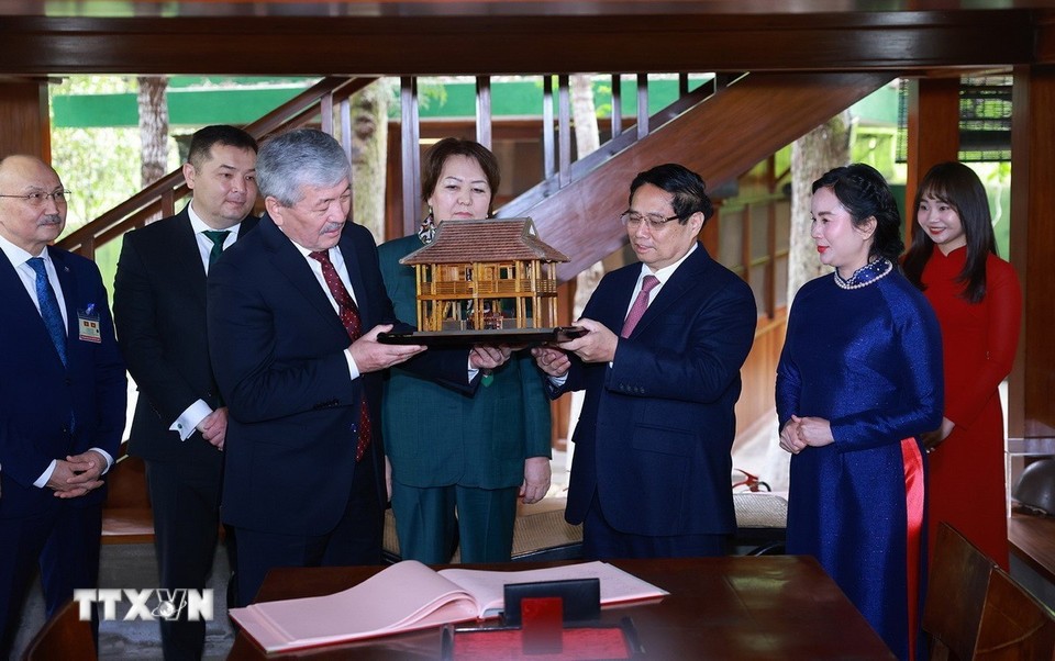 Thủ tướng Phạm Minh Chính và Thủ tướng Kyrgyzstan cùng nhau thưởng thức văn hóa cà phê Việt Nam