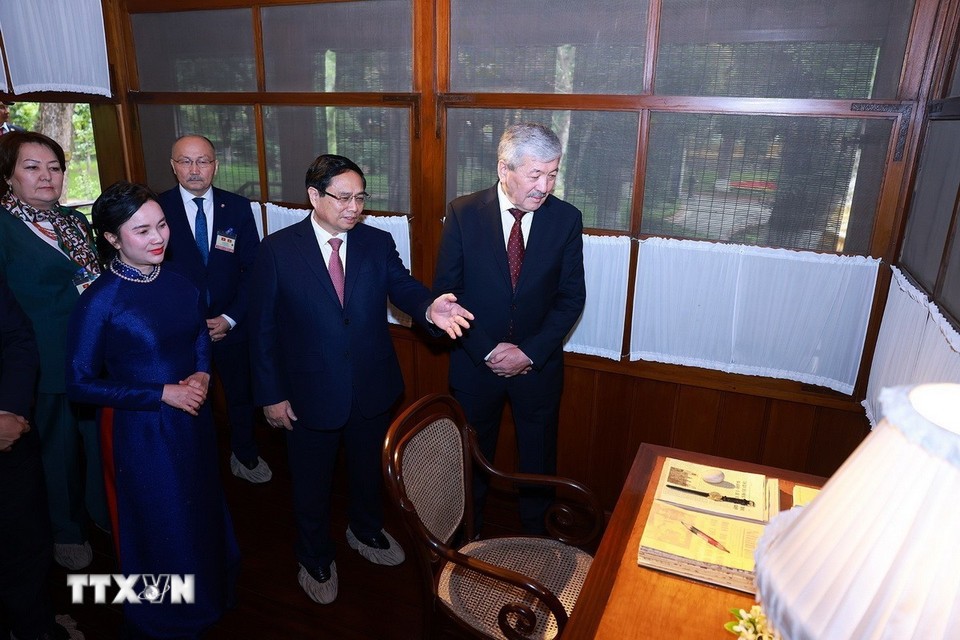 Thủ tướng Phạm Minh Chính và Thủ tướng Kyrgyzstan cùng nhau thưởng thức văn hóa cà phê Việt Nam