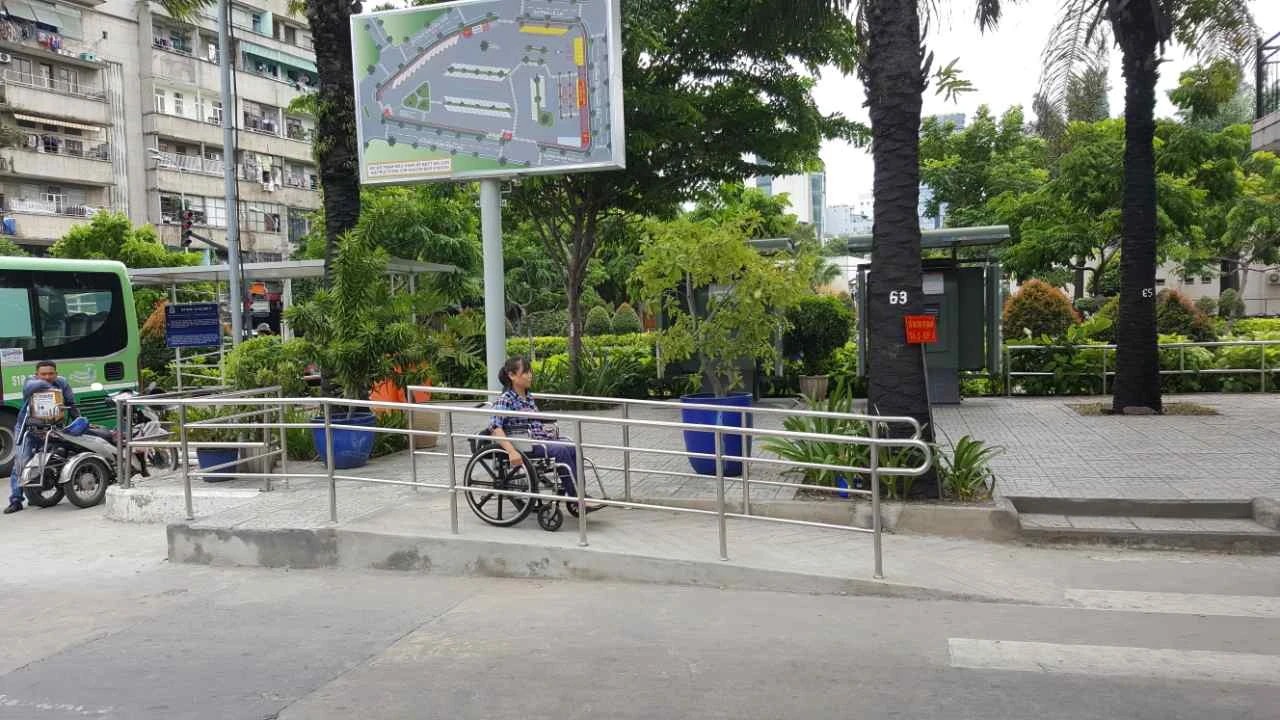 Việc xây dựng các công trình công cộng đã chú trọng đến việc bố trí lối đi dành cho người khuyết tật. (Ảnh: Bộ GTVT)