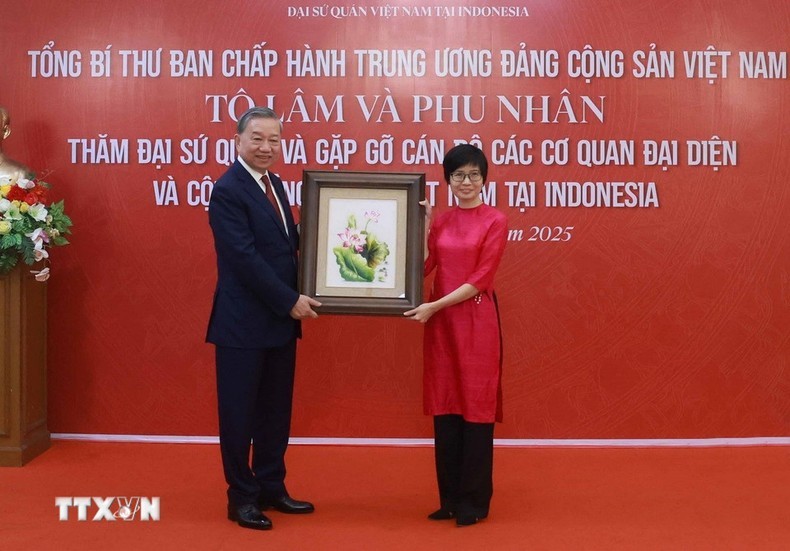 Tổng Bí thư Tô Lâm thăm Đại sứ quán, gặp gỡ cán bộ các cơ quan đại diện và cộng đồng người Việt Nam tại Indonesia