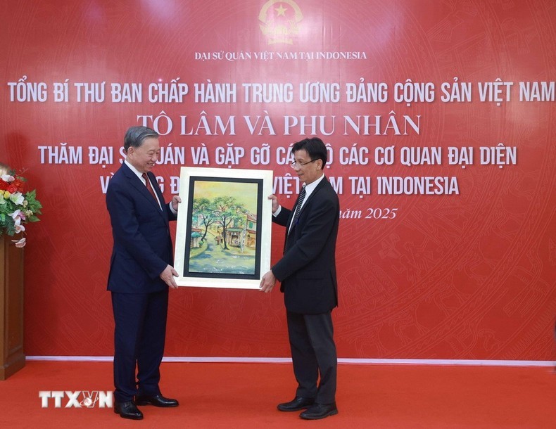 Tổng Bí thư Tô Lâm thăm Đại sứ quán, gặp gỡ cán bộ các cơ quan đại diện và cộng đồng người Việt Nam tại Indonesia