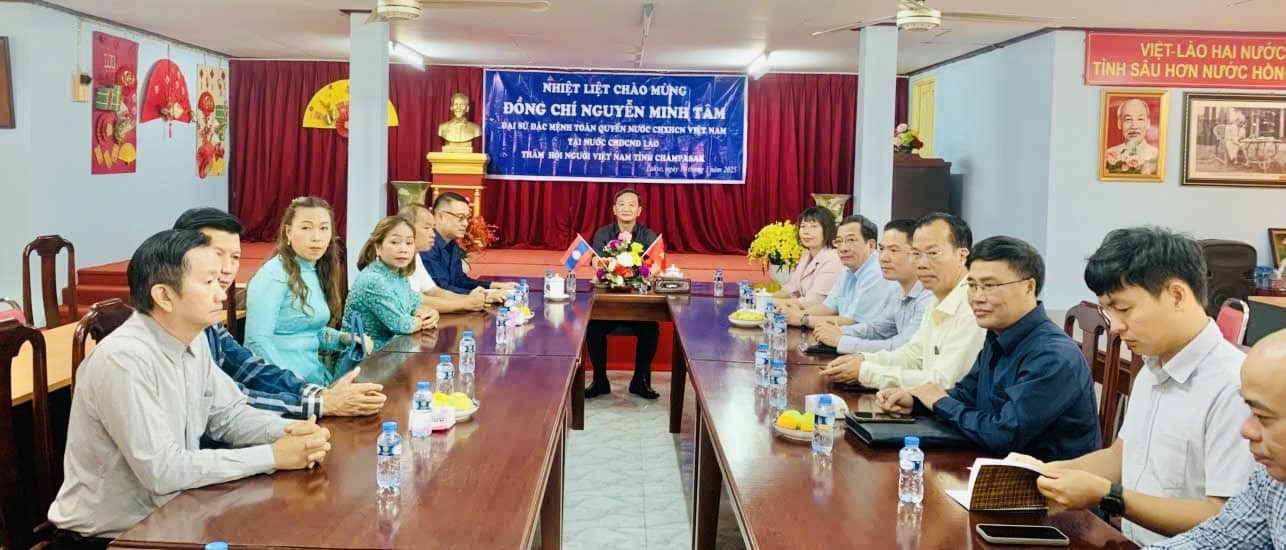 Đại sứ Việt Nam tại Lào Nguyễn Minh Tâm cùng đoàn công tác đã đến thăm, làm việc với Hội người Việt Nam tỉnh Champasak. (Ảnh: Đại sứ quán Việt Nam tại Lào)