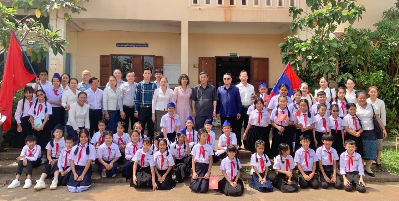 Đại sứ Nguyễn Minh Tâm và đoàn công tác đã đến thăm Trường Tiểu học Hữu nghị Lào - Việt. (Ảnh: Đại sứ quán Việt Nam tại Lào)
