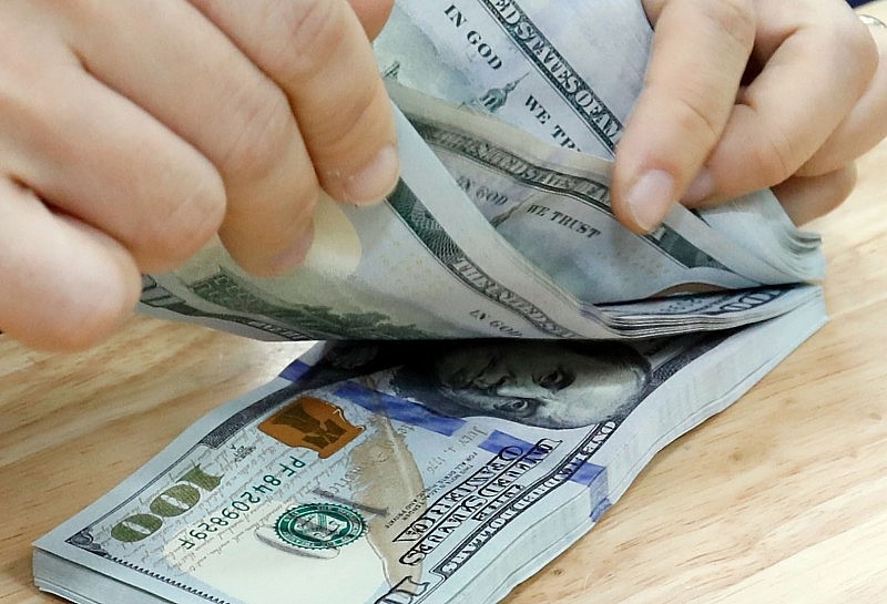 Tỷ giá trung tâm và USD ngân hàng diễn biến trái chiều