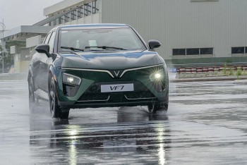 Giá mới quá hời, bảo hành 10 năm, khách hàng rủ nhau tậu liền tay xe điện VinFast