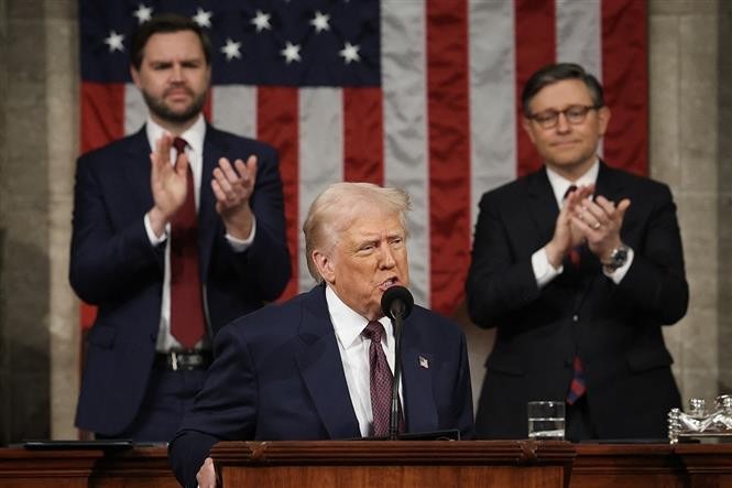ổng thống Mỹ Donald Trump phát biểu trước toàn thể lưỡng viện Quốc hội ở Washington DC., ngày 4/3/2025, bảo vệ chính sách đối ngoại của mình. 