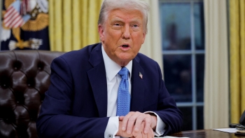 trump ap thue quan manh tay voi trung quoc canada va mexico