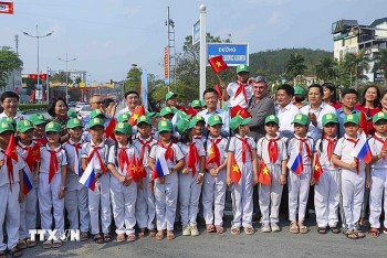 Gắn biển tên đường những người nước ngoài có công với cách mạng tại Điện Biên