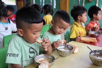 tu ngay 15 hoc sinh dan toc thieu so va mien nui duoc ho tro tien an tien nha o ho tro gao