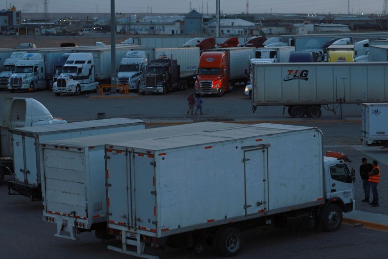 Xe tải nằm im tại bãi đỗ ở ngoại ô Ciudad Juarez (Mexico) ngày 5/3 khi doanh nghiệp Mexico tạm ngừng xuất khẩu sang Mỹ, chờ thuế quan được dỡ bỏ. Ảnh: Reuters.