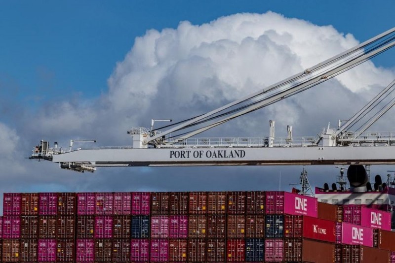 Tàu hàng chất đầy container tại cảng Oakland giữa căng thẳng thương mại do Mỹ tăng mức thuế quan. Ảnh: Reuters.