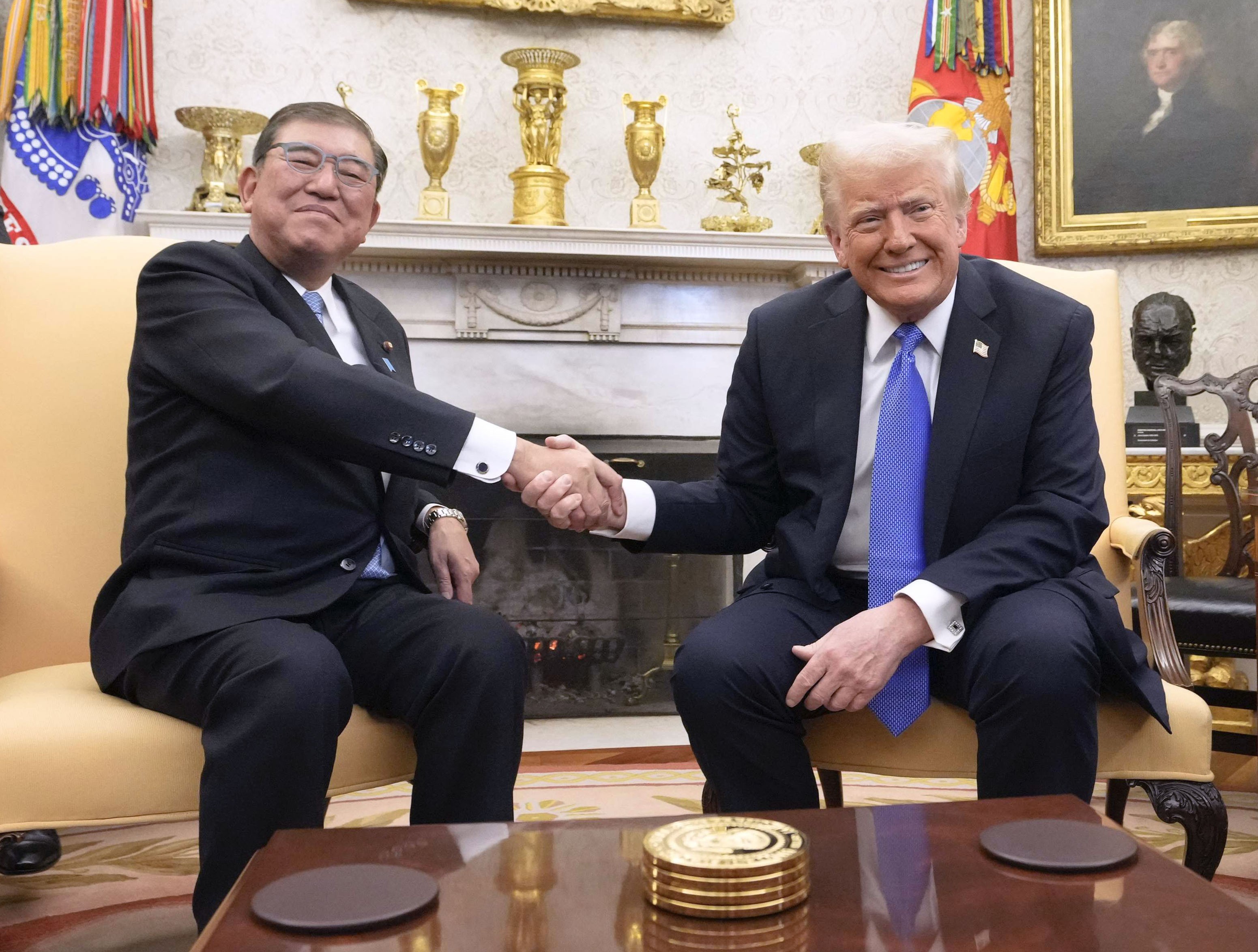 Tổng thống Mỹ Donald Trump gặp Thủ tướng Nhật Bản Shigeru Ishiba. (Ảnh: Kyodonews)