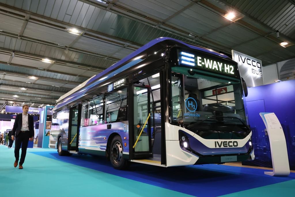  Ảnh minh hoạ: xe buýt chạy bằng hydro được chụp tại triển lãm Tuần lễ Hydrogen Châu Âu ở Brussels, Bỉ, vào ngày 18/11/2024