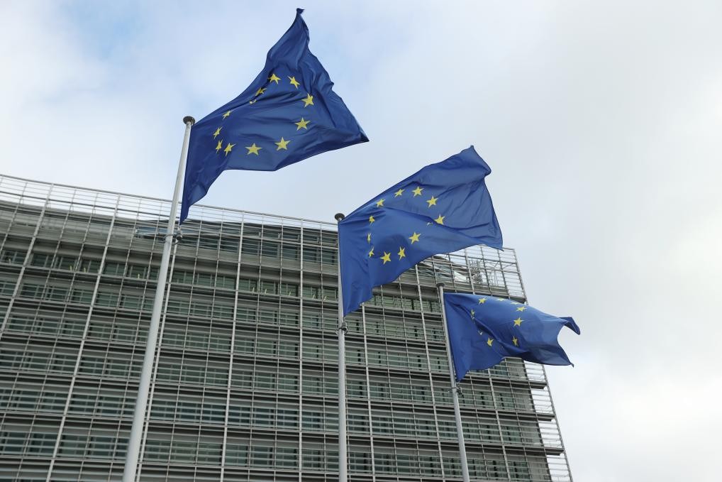 lá cờ Liên minh Châu Âu tung bay bên ngoài trụ sở Ủy ban Châu Âu ở Brussels, Bỉ.