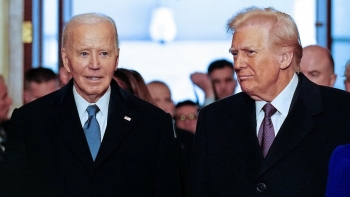 tong thong trump thu hoi quyen mien tru an ninh va tiep can thong tin mat cua ong biden