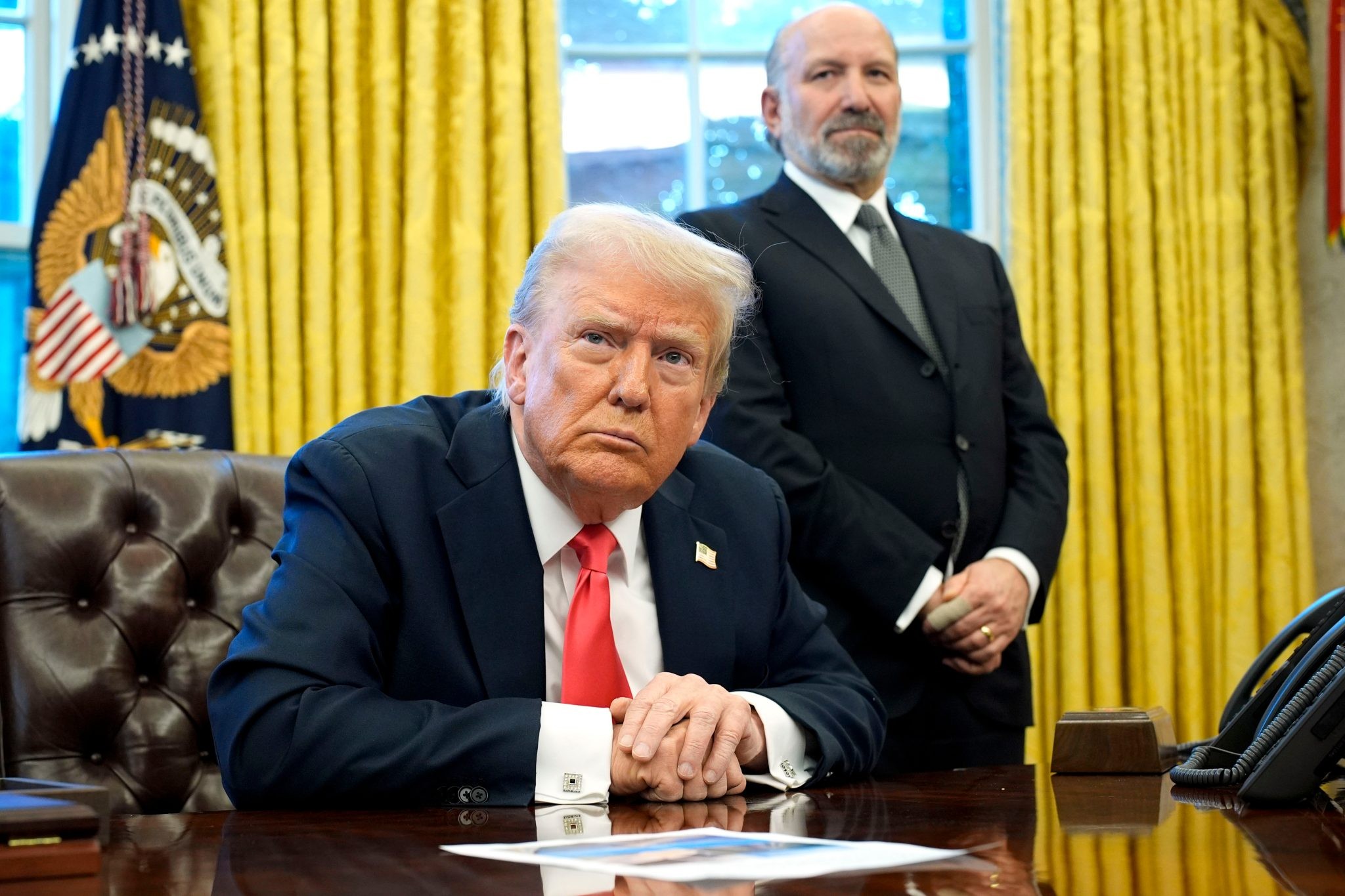Tổng thống Donald Trump (trái) và Bộ trưởng Thương mại Howard Lutnick (phải) tại Phòng Bầu dục vào ngày 25 tháng 2 năm 2025, thảo luận về thuế quan nhằm định hình lại chuỗi cung ứng toàn cầu để có lợi cho ngành sản xuất của Hoa Kỳ. © Getty Images