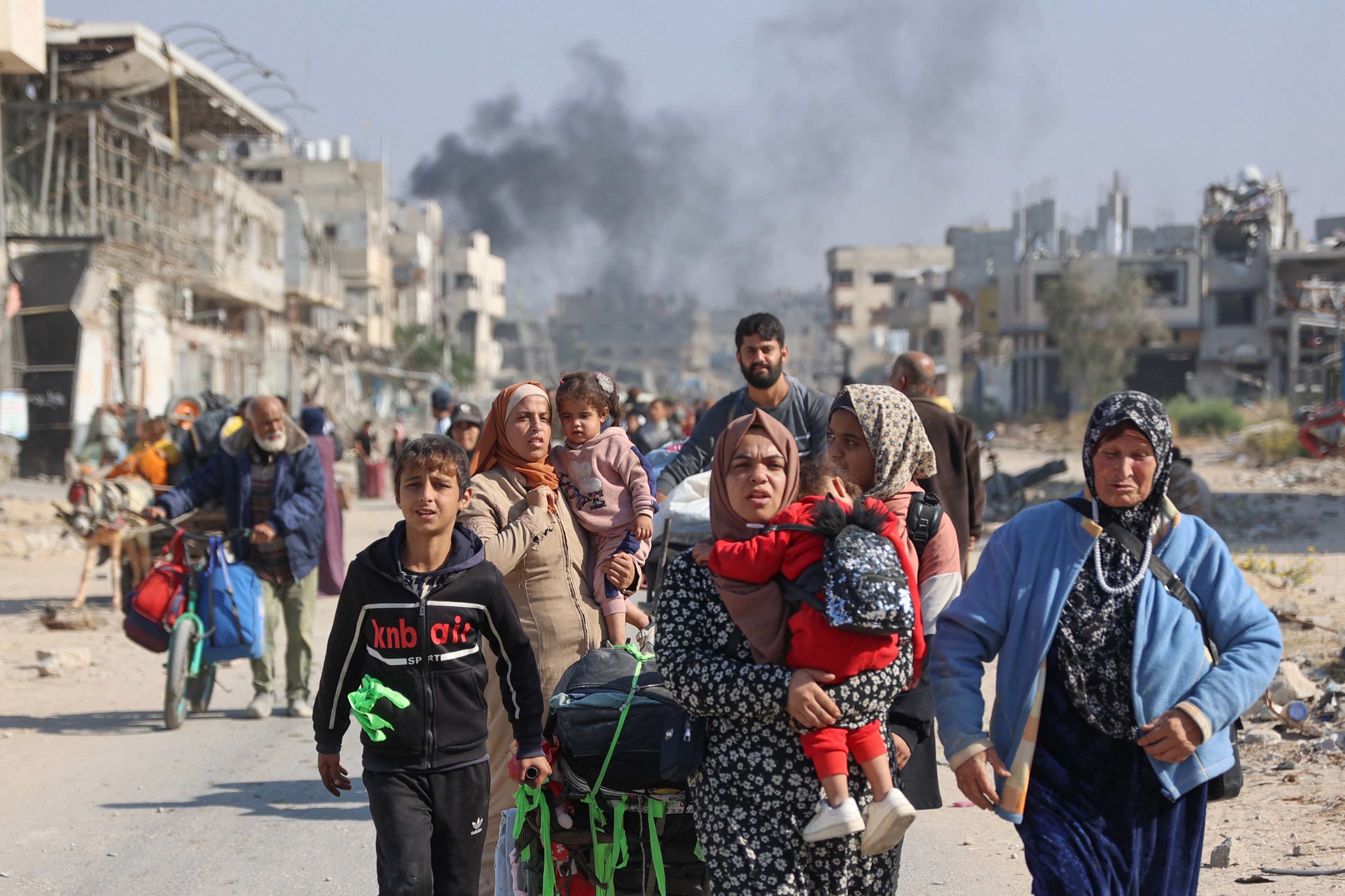 Người dân Palestine di tản từ khu tị nạn Beit Hanoun về miền bắc Gaza ngày hồi tháng 11/2024. (Ảnh: AFP)