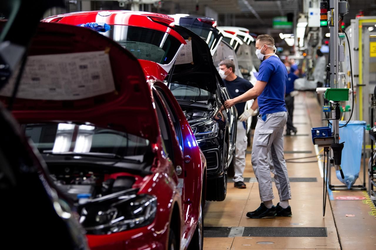 Công nhân làm việc ở một nhà máy của hãng xe Volkswagen tại thành phố Wolfsburg, Đức. Ảnh: Reuters. 