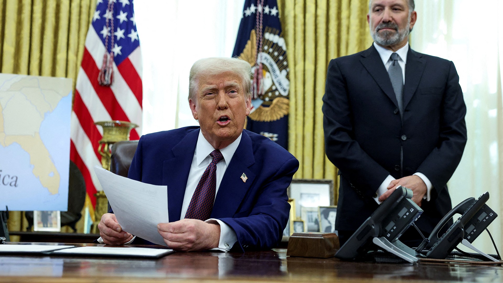 Tổng thống Donald Trump công bố kế hoạch thuế quan từ Phòng Bầu dục, bên cạnh Bộ trưởng Thương mại Howard Lutnick, vào ngày 13/2. (Ảnh: Reuters)