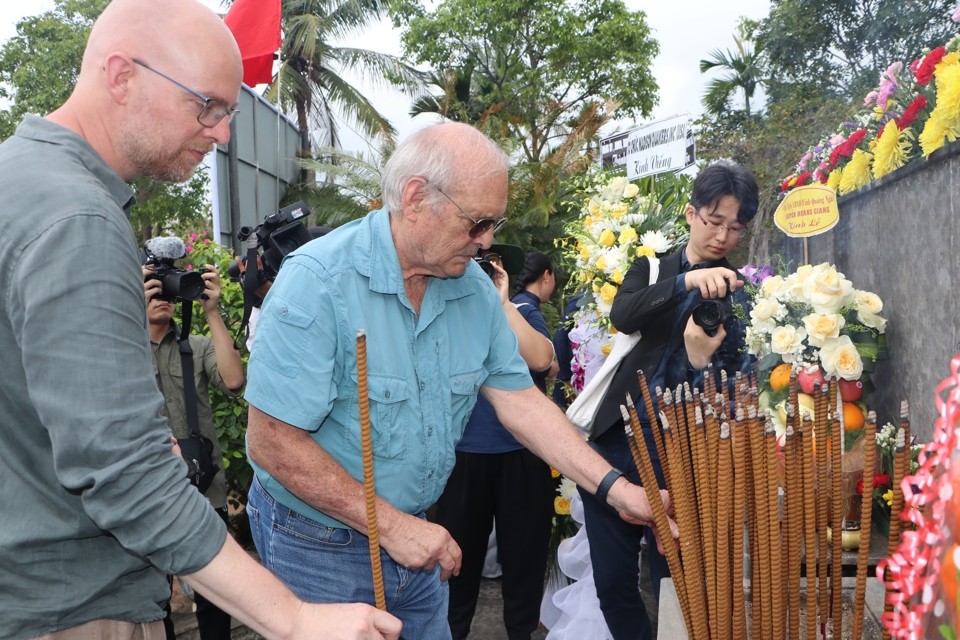 Ông Ronald L. Haeberle (áo xanh), tác giả của những bức ảnh về thảm sát Sơn Mỹ, dâng hương tại lễ tưởng niệm. (Ảnh: Báo Kinh tế & Đô thị)