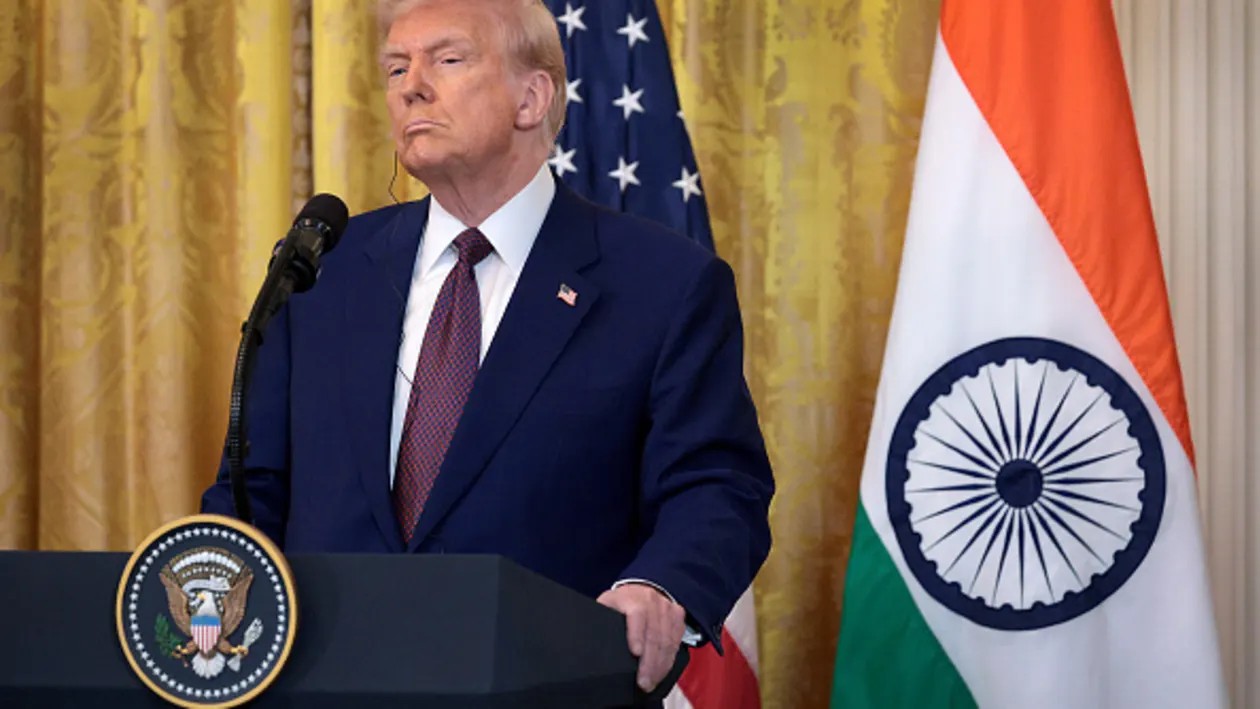 Tổng thống Hoa Kỳ Donald Trump lắng nghe Thủ tướng Ấn Độ Narendra Modi phát biểu trong cuộc họp báo chung tại Phòng phía Đông của Nhà Trắng vào ngày 13 tháng 2 năm 2025 tại Washington, DC.