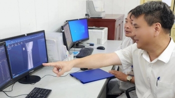 Giám đốc lang thang khắp các viện tìm cách "xóa sổ" cảnh xếp hàng, bệnh án giấy
