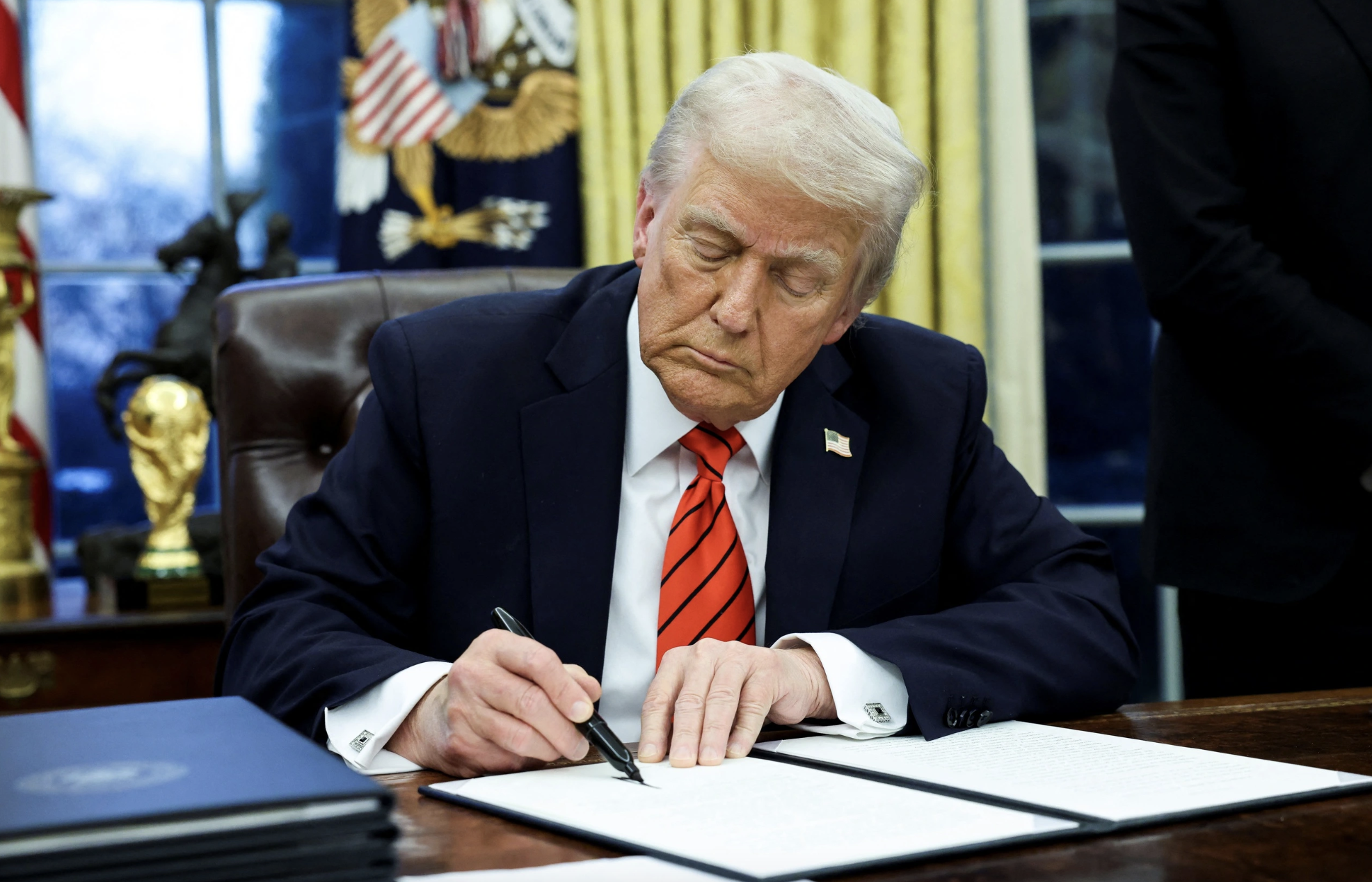 Ông Trump ký sắc lệnh tại phòng Bầu dục ở Nhà Trắng hôm 10/2  Ảnh: REUTERS