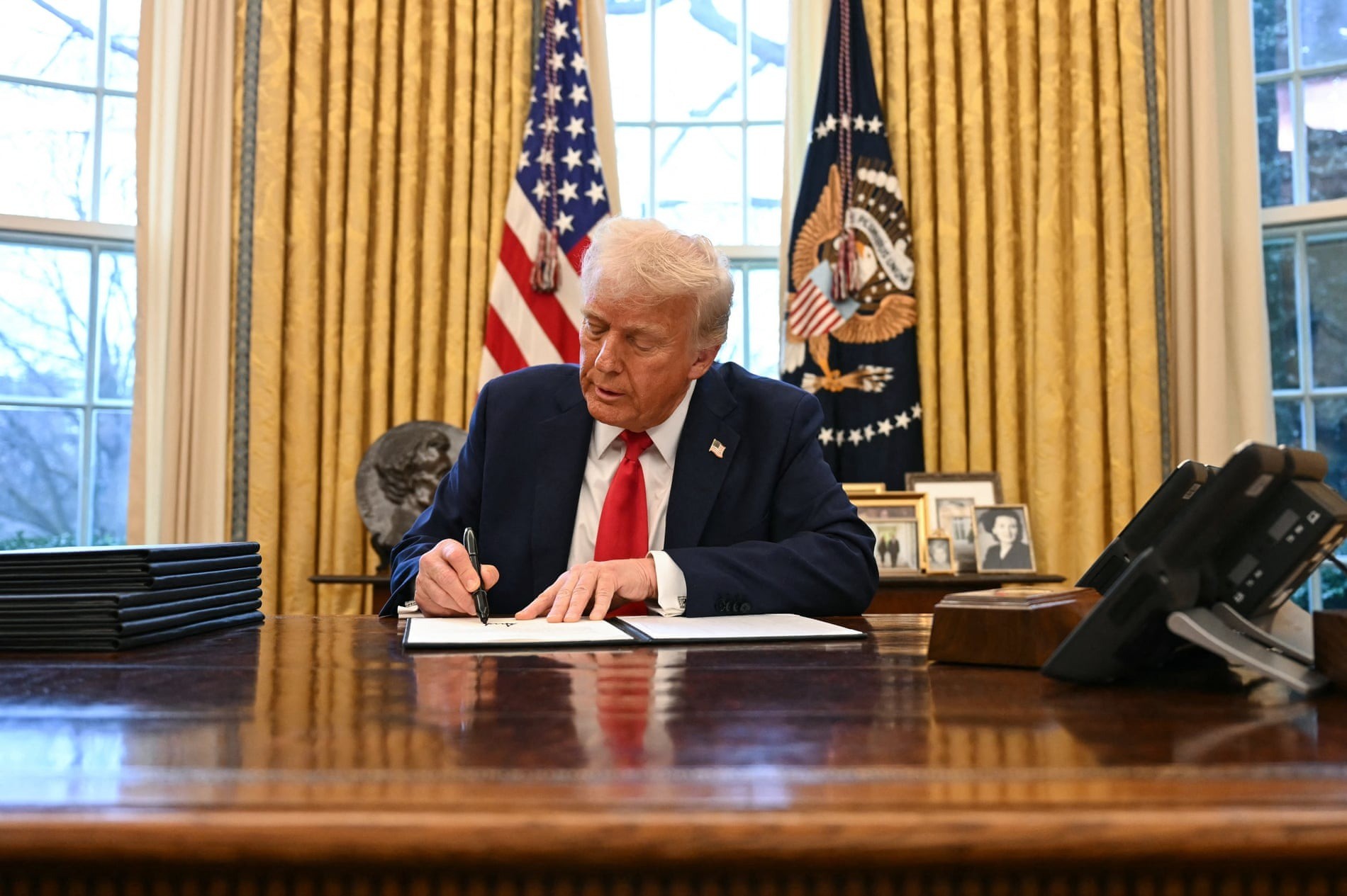 Donald Trump ký sắc lệnh hành pháp thành lập quỹ tài sản quốc gia Mỹ tại Phòng Bầu dục của Nhà Trắng vào 3/2. (Ảnh: Jim Watson/AFP/Getty Images)