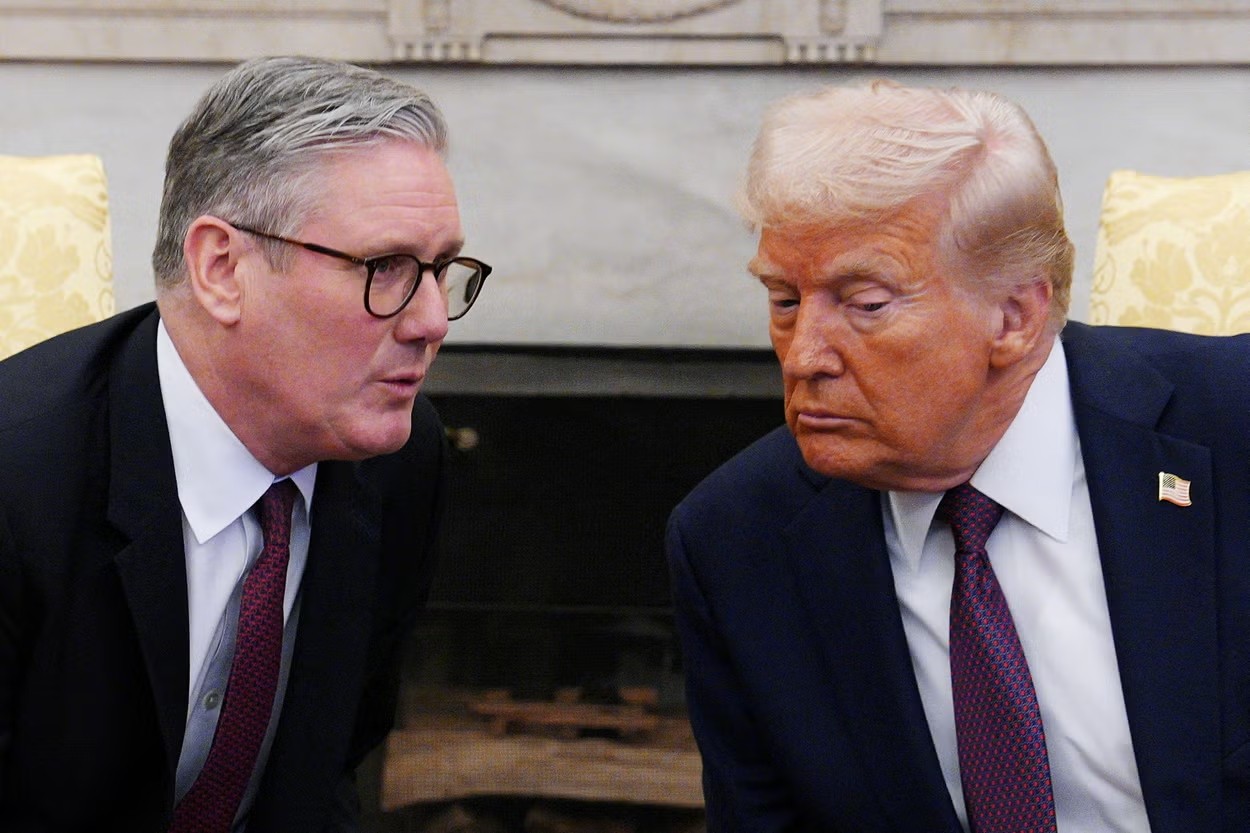 Thủ tướng Anh Keir Starmer gặp Tổng thống Hoa Kỳ Donald Trump tại Phòng Bầu dục ở Nhà Trắng vào ngày 27 tháng 2 năm 2025 tại Washington, DC, Hoa Kỳ Carl Court/Pool qua REUTERS/Ảnh lưu trữ ( qua REUTERS )