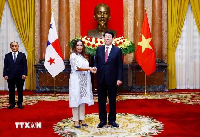 Chủ tịch nước Lương Cường tiếp Đại sứ các nước trình Quốc thư