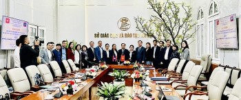 ha noi boi duong ky nang nghe cho giao vien nuoc ban lao