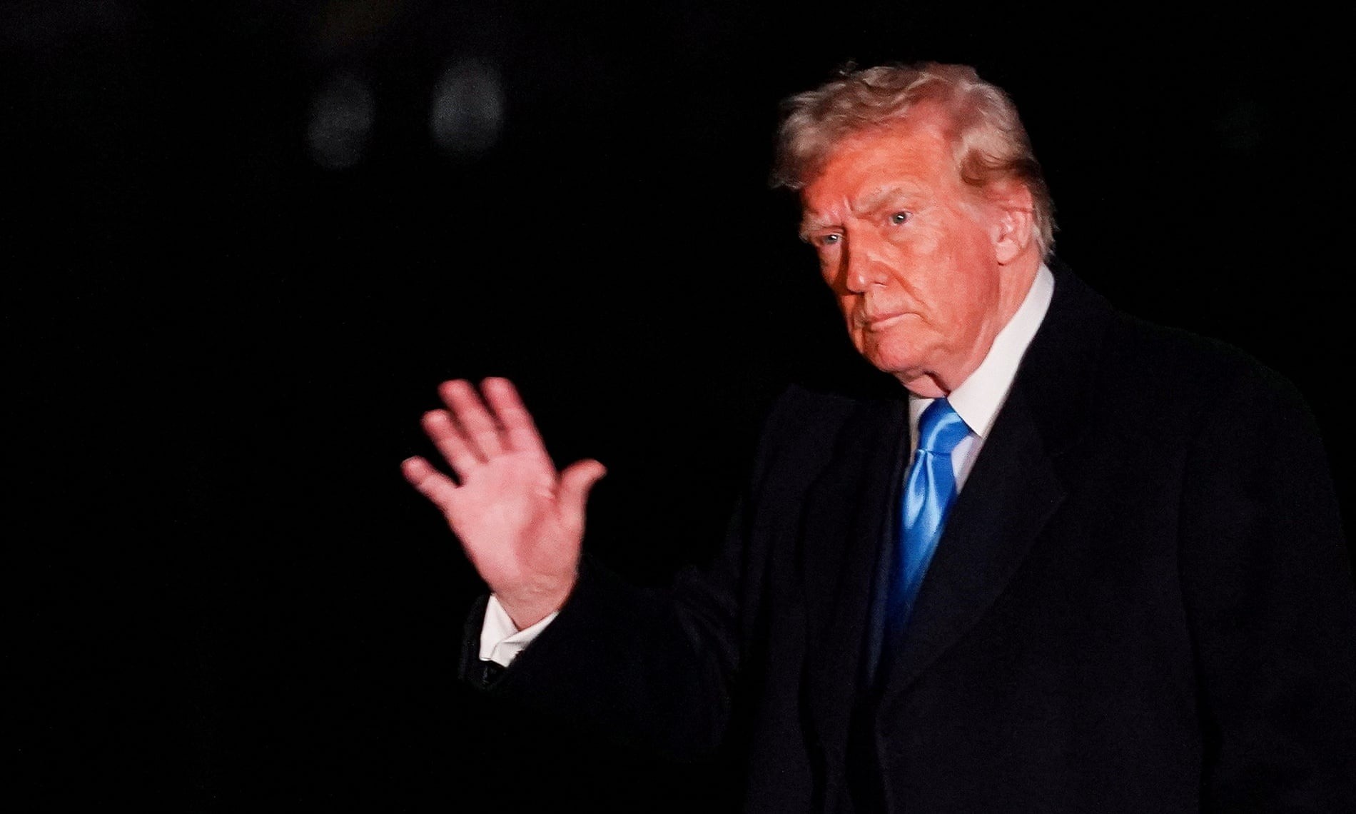 Chính quyền Trump áp thuế 10% và xóa bỏ miễn trừ 'de minimis' đối với hàng Trung Quốc